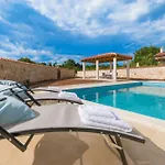 בית נופש Lucy, A Mediterranean Rustic Haven, Pet Friendly Matulini