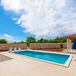 Lucy, A Mediterranean Rustic Haven, Pet Friendly *