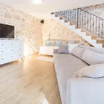בית נופש Lucy, A Mediterranean Rustic Haven, Pet Friendly