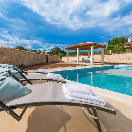 Nyaraló Lucy, A Mediterranean Rustic Haven, Pet Friendly Matulini