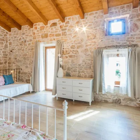 Lucy, A Mediterranean Rustic Haven, Pet Friendly Matulini