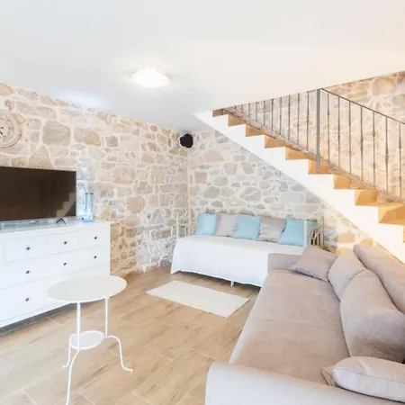 Nyaraló Lucy, A Mediterranean Rustic Haven, Pet Friendly
