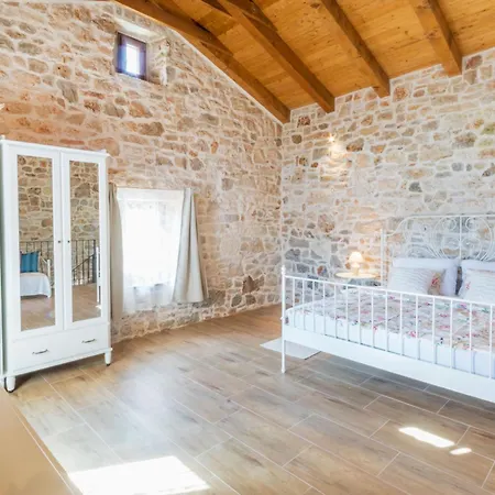 Lucy, A Mediterranean Rustic Haven, Pet Friendly Nyaraló Matulini