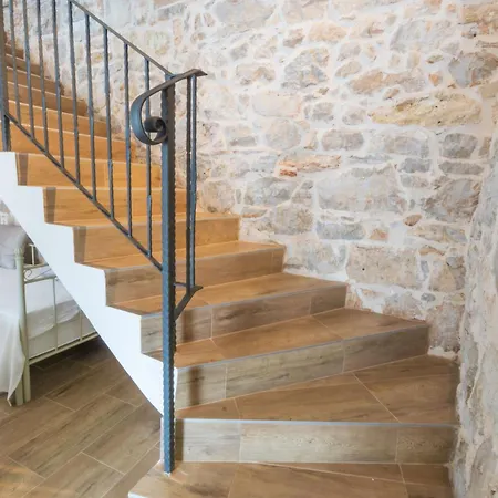 Lucy, A Mediterranean Rustic Haven, Pet Friendly *