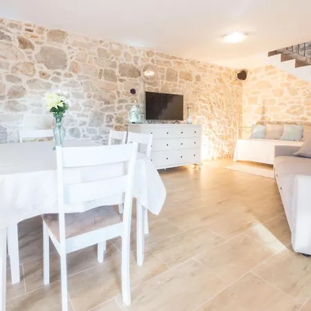 Lucy, A Mediterranean Rustic Haven, Pet Friendly * Matulini