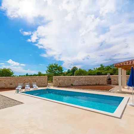 Lucy, A Mediterranean Rustic Haven, Pet Friendly *