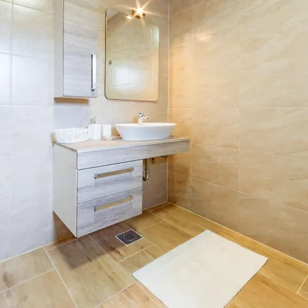 Lucy, A Mediterranean Rustic Haven, Pet Friendly *