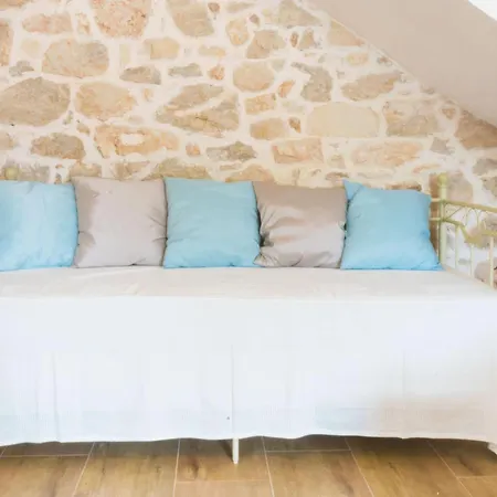 Lucy, A Mediterranean Rustic Haven, Pet Friendly Nyaraló