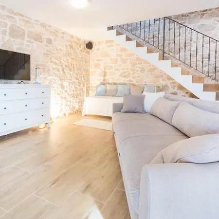 Nyaraló Lucy, A Mediterranean Rustic Haven, Pet Friendly