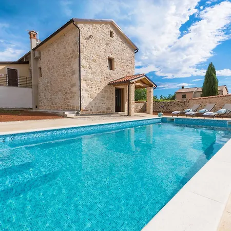 Lucy, A Mediterranean Rustic Haven, Pet Friendly *