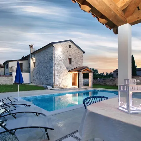 Lucy, A Mediterranean Rustic Haven, Pet Friendly Matulini