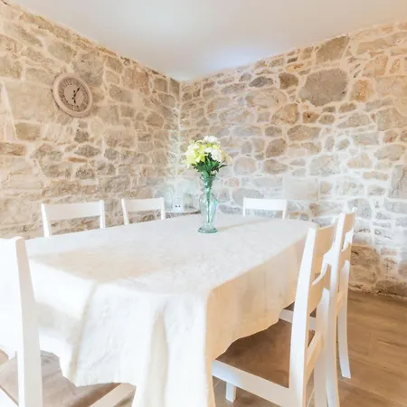 Lucy, A Mediterranean Rustic Haven, Pet Friendly בית נופש Matulini