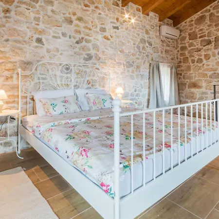 בית נופש Lucy, A Mediterranean Rustic Haven, Pet Friendly Matulini