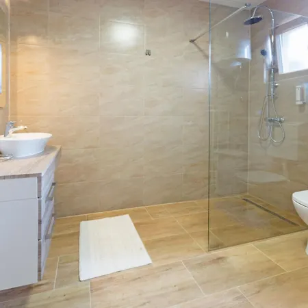 Lucy, A Mediterranean Rustic Haven, Pet Friendly Prázdninový dům