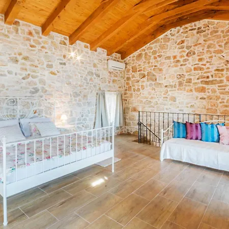 Lucy, A Mediterranean Rustic Haven, Pet Friendly * Matulini