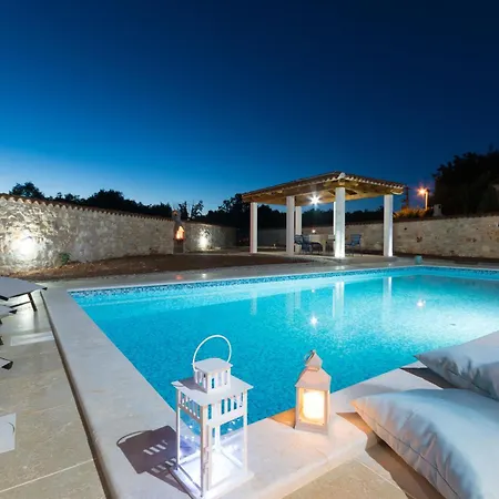 Lucy, A Mediterranean Rustic Haven, Pet Friendly Prázdninový dům