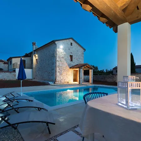 Lucy, A Mediterranean Rustic Haven, Pet Friendly Prázdninový dům